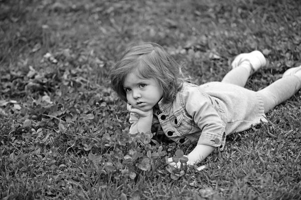 Dívka leží na letní nebo jarní louka — Stock fotografie