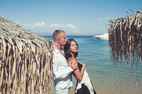 Meisje en jonge man ontspannen op zee. meid en haar vriendje op zomervakantie. — Stockfoto
