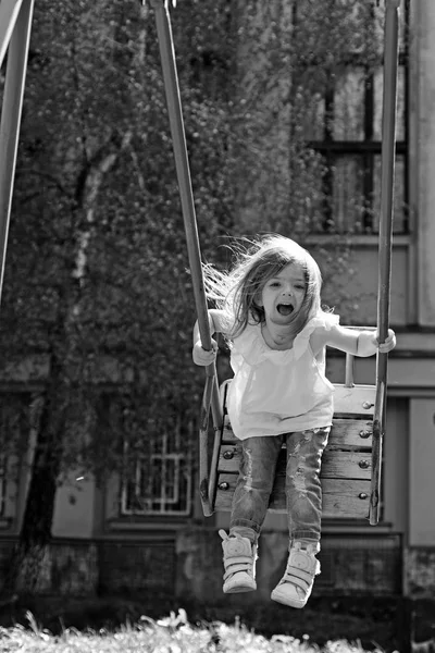 Sommar aktivitet. Små barn leker på sommaren. Glad skrattande barn flicka på gunga. barndomen daydream .teen frihet. romantisk liten flicka på gunga, söta drömmar. Lekplats i parken — Stockfoto
