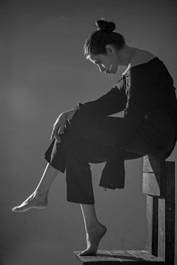 Bezgin. Güzellik ve moda. Yalnızlık. Kadın trendy bakışla. Moda kadın tam uzunlukta. Modern kız. Yalnızlık. Üzgün kadın düşünüyor. Yalnız hissediyorum. Üzgün ve yalnız hissediyorum