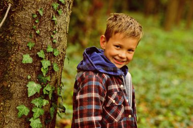 Küçük çocuk çocuk günü tadını çıkarın. Küçük çocuk sonbahar günü oynamak. Çocuk haklarının korunması. Her çocuk önemlidir