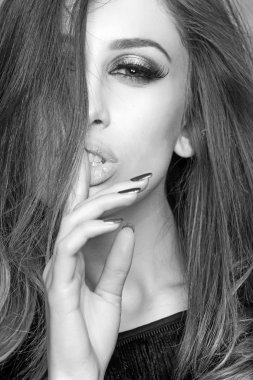 Uzun esmer saçlı kadın. Makyaj yüz şehvetli kadın. Güzellik moda bakmak modeliyle. Güzellik ve saç modeli oluşturan. Saç salonu konsept