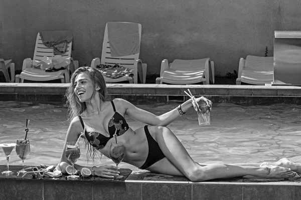 Beba suco de vitamina fresco, dieta. Cocktail com fruta em menina sexy na piscina em maldivas. Festa na piscina relaxe no spa resort. Mulher de moda com álcool refresco em miami. Férias de verão e natação no mar . — Fotografia de Stock