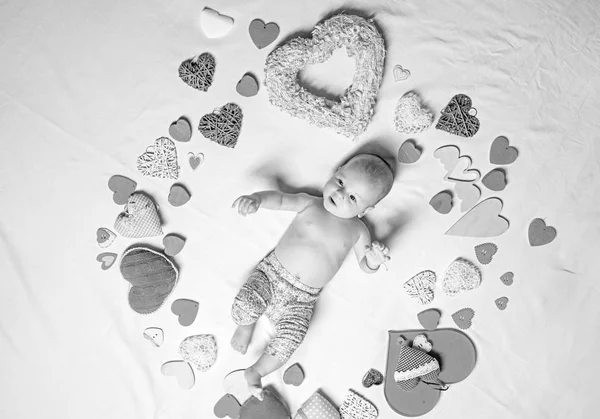 Mitt livs kärlek. Barndomen lycka. Alla hjärtans dag. Söta lilla bebis. Nytt liv och födelse. Familj. Barnomsorg. Liten flicka bland röda hjärtan. Kärlek. Porträtt av glada lilla barnet — Stockfoto