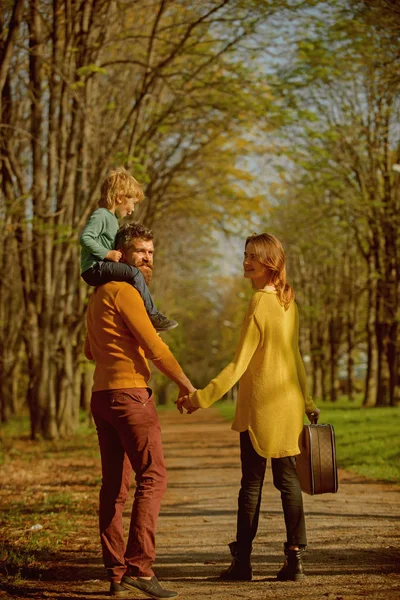 가족과 함께 행복 한 어린 소년 공원에 여행에 이동 합니다. 도보 여행입니다. 가족의 즐거운 시작 — 스톡 사진