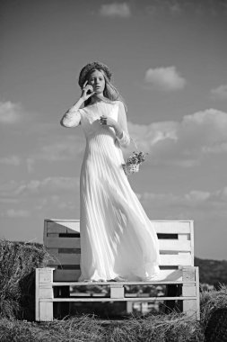 Güzellik moda portre. Güzel bir kadınla uzun saç ve çiçekler, çelenk