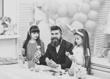 Paskalya, baba ve pembe tavşan kulakları çocuklarda.