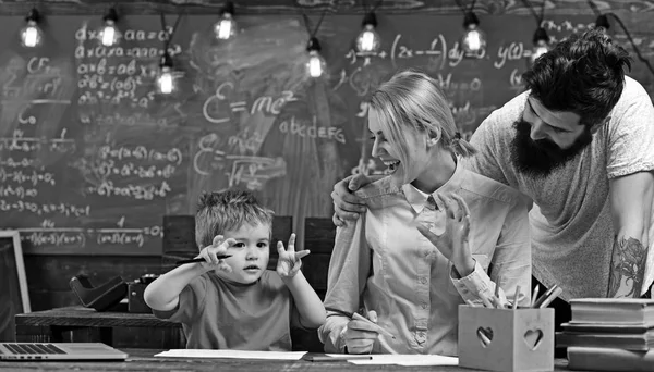 Kreatywność i rozwój. Rodzina farby w Pisak na papierze. Syn z matka i ojciec siedzieć przy biurku. Małe dziecko badania malarstwo z kobiety i mężczyzny. Ciesz się razem rysunek — Zdjęcie stockowe