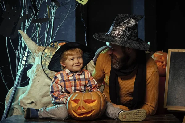 Halloween hombre y niño en sombrero de bruja . —  Fotos de Stock