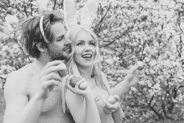 소녀와 계란을 들고 토끼 귀를 가진 잘생긴 남자 — 스톡 사진