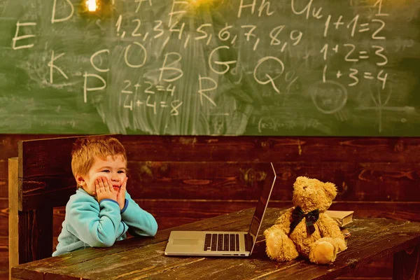 第一个开学日 小孩准备开学了 男孩在开学日使用笔记本电脑 第一个开学日用新技术 我的未来看起来很光明 — 图库照片