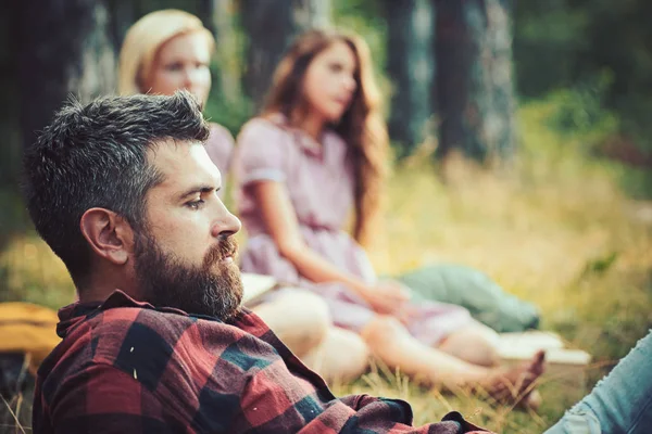 Mann und Frau auf verschwommenem Hintergrund aus Holz. Wandern, Zelten, Lifestylekonzept — Stockfoto