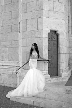 Yaz aylarında taş eski kule kadın. Şık saç ile beyaz elbiseli seksi kız. Düğün moda ve güzellik salonu. Şatodaki düğün töreninde gelin kız. Moda modeli ya da Prenses Giydir