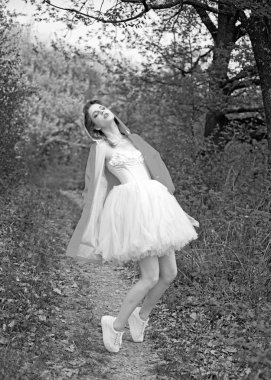 Sıcak yaz. Doğal güzellik ve spa terapisi. yüz ve cilt bakımı. kadın sağlık. çiçekler alerjisi. Bahar moda makyaj kadınla. Bahar tatili. hava tahmini. Yaz kıza çiçek açan ağaç