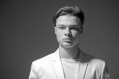 Kendi tarzında. Güzellik ve moda. Saç stili ve cilt bakımı. Trendy bir görünüm olan adam. Gizem göz moda adam. Modern erkek. Onun tarzı kendine güvenen. Genç ve ücretsiz