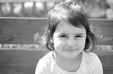 Bahar. hava tahmini. Güneşli Bahar, küçük kız. Küçük çocuk. Doğal güzellik. Çocuk günü. Yaz kız moda. Mutlu çocukluk. yüz ve cilt bakımı. Mutlu bir anı yakalamak. Sıcak gün