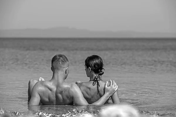 Sommarlov och resor semester. Älska förbindelserna i par njuter av sommardag tillsammans. Familjen och alla hjärtans dag. Sexig kvinna och man bada i havsvatten. Par i kärlek koppla av på stranden. — Stockfoto