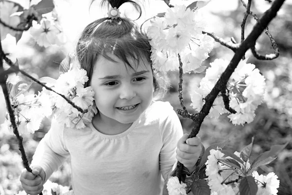 Toujours jeune et libre. Petit enfant. Beauté naturelle. Journée de l'enfance. Au printemps. météo. soin du visage. allergie aux fleurs. Petite fille au printemps ensoleillé. Mode fille d'été. Bonne enfance — Photo