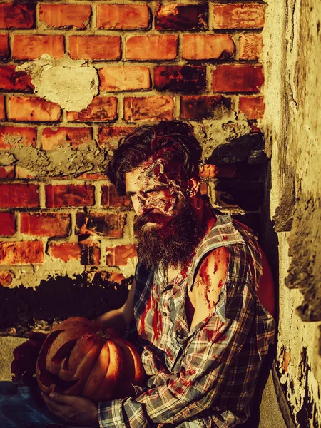 Zombie hombre con calabazas de halloween — Foto de Stock