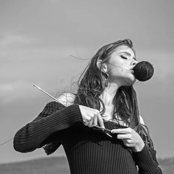 Moda e bellezza, ragazza sul cielo blu. moda stile maglieria di giovane ragazza sul cielo blu — Foto Stock