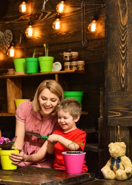 Eko kavramı. Çevre ve ekoloji. Çevre dostu ve yeşil git. Küçük bir çocuk yardım anne yeni pota, çevre çiçek dikim