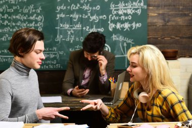 Özel ders bilgileri açıklamak olan ve öğrencilerin tepki olduğunu. Güzel arka plan. Öğrenciler bir oditoryum dersler arasında teneffüs sırasında iletişim.