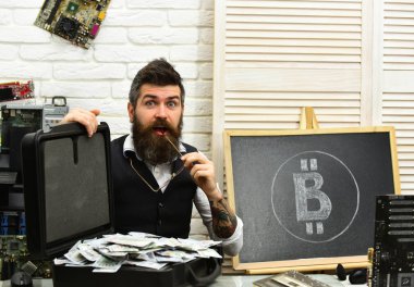 Onun çılgın hayal gücünün ötesinde. Sakallı hippi bitcoin sembol ve dolar ile. Sunucu odasında iş adamı. Sakallı adam nakit para ile. Bitcoin iş için. Kripto para birimine kağıt para