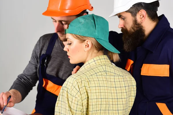 Meesters van kwaliteit. Groep bouw ingenieurs en architecten aan het werk. Mannen en vrouw bouwers werken in team. Professionele mensen die werken op bouwwijze. Werknemers bouwteam — Stockfoto