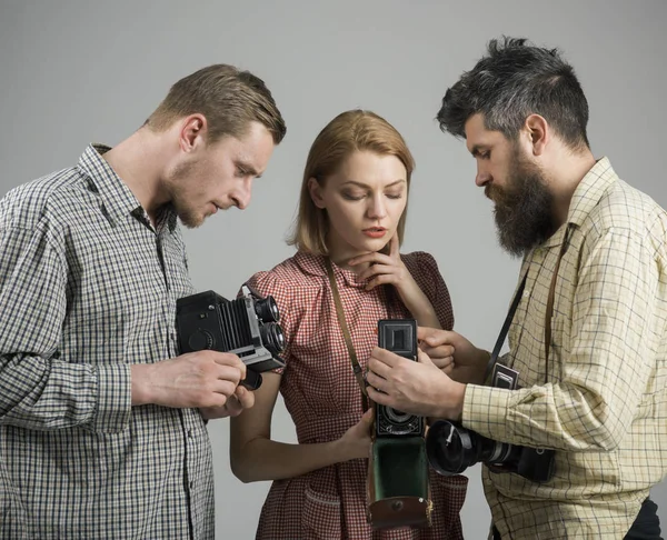 Catch the moment. Photography studio. Group of photographers with retro cameras. Paparazzi or photojournalists with vintage old cameras. Retro style woman and men hold analog photo cameras — Stock Photo, Image