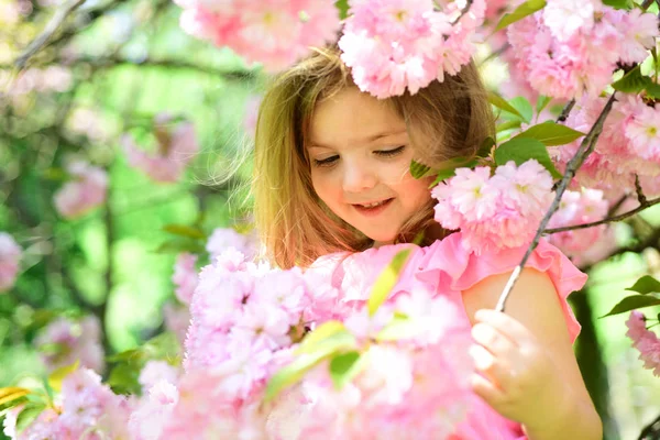 Lente in mijn hoofd. Klein meisje in het zonnige voorjaar. Zomer meisje mode. Gelukkige jeugd. Lente. weersverwachting. gezicht en huidverzorging. allergie voor bloemen. Klein kind. Natuurlijke schoonheid. Childrens dag — Stockfoto