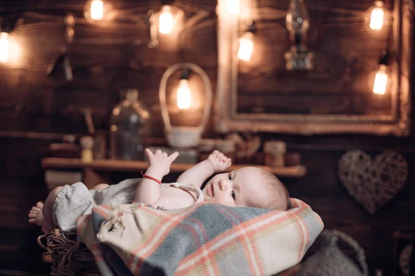 Leuke foto. Familie. Kinderopvang. Childrens dag. Jeugd en geluk. Klein meisje met schattig gezicht. ouderschap. Lieve kleine baby. Nieuwe leven en baby geboorte. Portret van blij kindje — Stockfoto