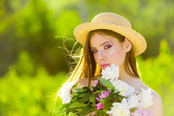 bir bahar ben. Kadın moda makyaj ile. Uzun saçlı kız yaz. Bahar kadın. Bahar ve tatil. yüz ve cilt bakımı. Yaz aylarında seyahat. Doğal güzellik ve spa terapisi