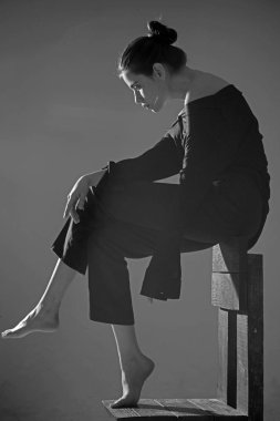iflas ve kriz. ölmek daha iyi. Güzellik ve moda. Kadın trendy bakışla. Yalnızlık. Modern kız, oneliness. Çok üzgün. Yalnız ve depresyonda hissediyor. sandalye üzerinde üzgün kadın