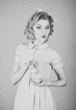 Şehvetli kız gelecek için para tasarrufu.