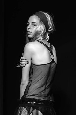 yalnızlık, siyah arka plan, boho genç kız.