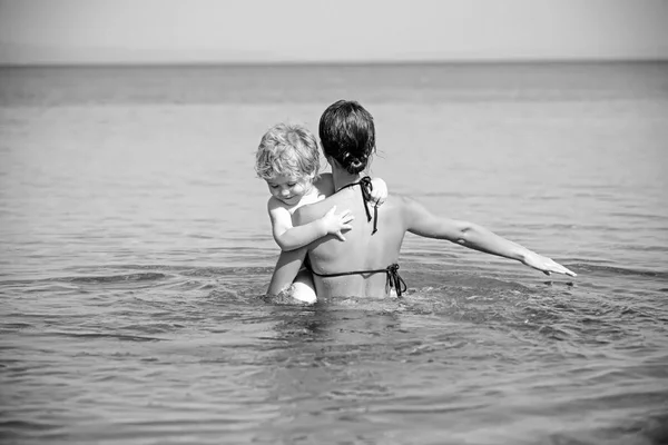 Madre e hijo en la playa, feliz día de las madres . — Foto de Stock