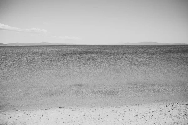 Bekijk Het Glanzende Zee Oppervlakte Met Golven Zandstrand Skyline Met — Stockfoto