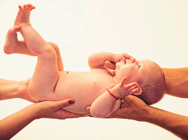 Vamos a volar. Retrato de un niño feliz. Familia. Cuidado de niños. Día de los niños. Niña pequeña con cara linda. crianza. Dulce bebé. Nueva vida y nacimiento del bebé. Infancia y felicidad — Foto de Stock