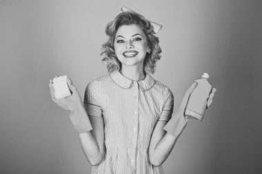 Ev hanımı ile sünger ve sabun şişe