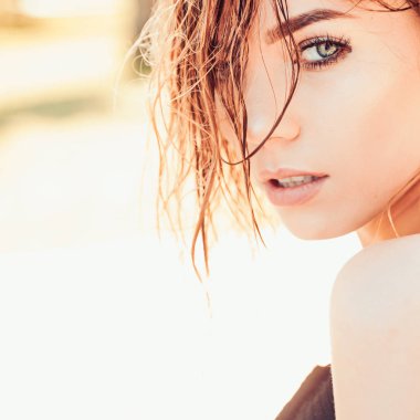 Gorgeous saç en iyi intikam olduğunu. Makyaj güzellik bak modeliyle. Şehvetli makyaj göz seksi kadınla. Güzel kadın giyim uzun ve ıslak saçlar. Saç ve güzellik salonu. Saç güzelliği olduğunu