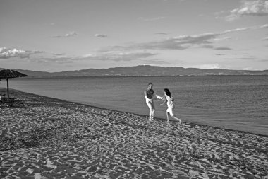 Aşk ilişkiler eğleniyor'yaz günü birlikte zevk çift. Yaz tatil ve seyahat etmek tatil. Aşık çift sahilde dinlenin. Seksi kadın ve adam denizde. Aile ve Sevgililer günü.