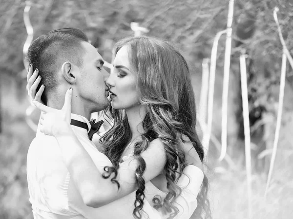 Düğün çift öpüşme