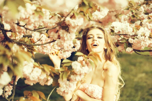 Donna felice in fiore — Foto Stock