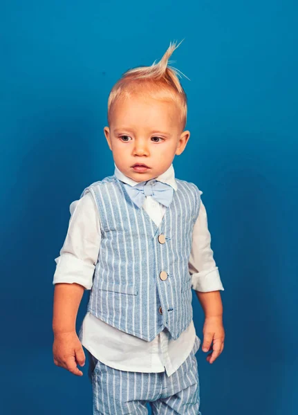 Un classico non passa mai di moda. Un bambino piccolo. Bambino ragazzo con look alla moda. Piccolo bambino in abito alla moda. Ragazzo di moda. Adorabile fashionista. Tendenze moda bambino — Foto Stock