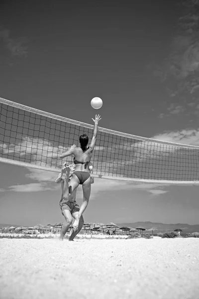 夏休み、マイアミでの休日の旅行。ビーチで幸せな健康的なカップル lpaying バレーボールの夏休み. — ストック写真