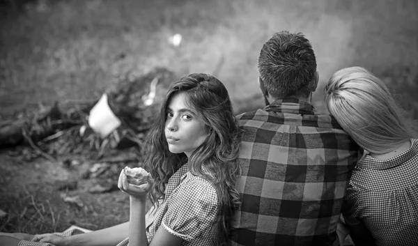 Grupo de amigos fazendo piquenique no verão. Menina morena comendo maçã verde enquanto se inclina em seu amigo. Conceito de vitaminas, saúde e bem-estar — Fotografia de Stock