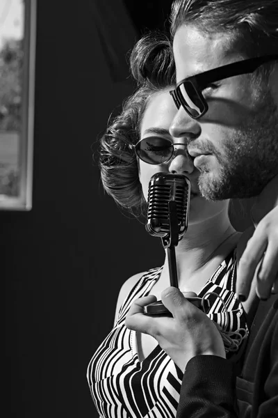 Pinup fată și bărbat cântă karaoke, radio . — Fotografie, imagine de stoc