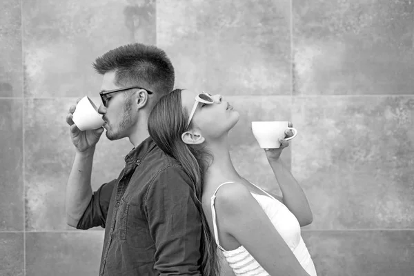 Podes ir tomar um café quando quiseres. Namorada e namorado tomar café expresso ou última bebida. Casal apaixonado beber café ao ar livre. Um par de mulheres e homens com chávenas de café. Aproveitando a melhor data de café — Fotografia de Stock