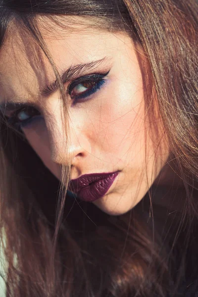 Tendencia de maquillaje y el rostro. el maquillaje de la mujer a la moda . — Foto de Stock