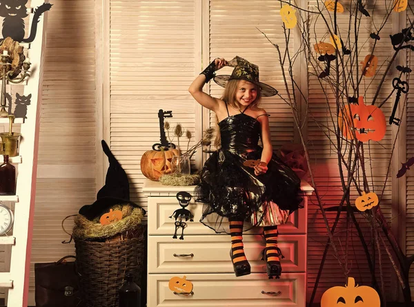Halloween-feest en viering. Meisje met gelukkig en flirterige gezicht — Stockfoto